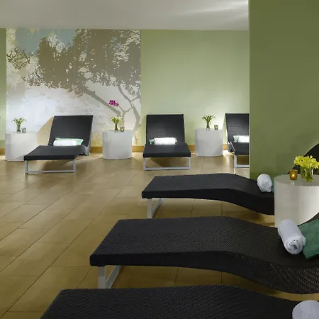 מלון Farnham Estate And Golf 4*