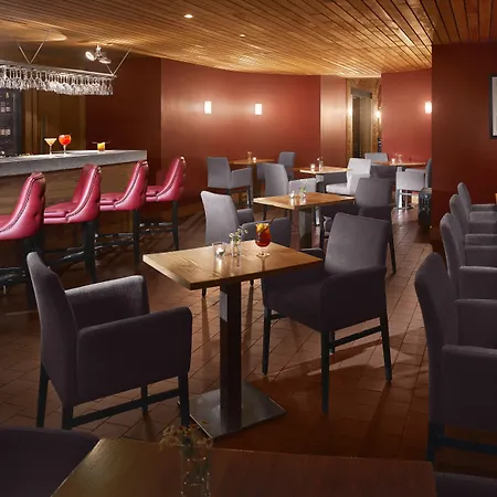 מלון Farnham Estate And Golf 4*